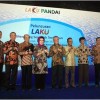 Bupati Kuningan berfoto bersa,a dengan jajaran BCA aeusai peluncuran BCA Laku Pandai.